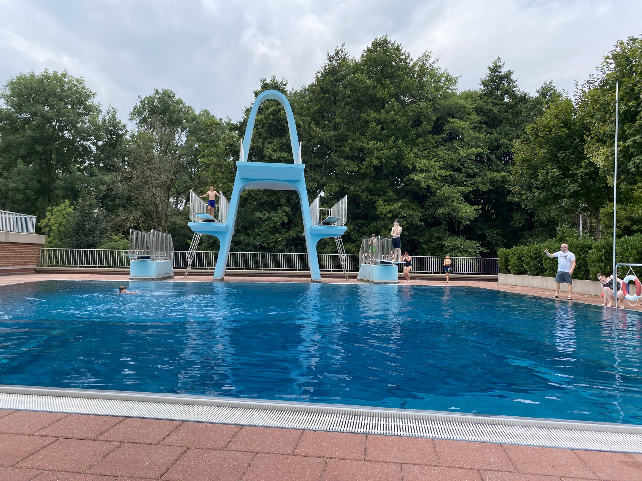 Turmspring-Workshop im Sprungturmbecken des Pappelseebades.